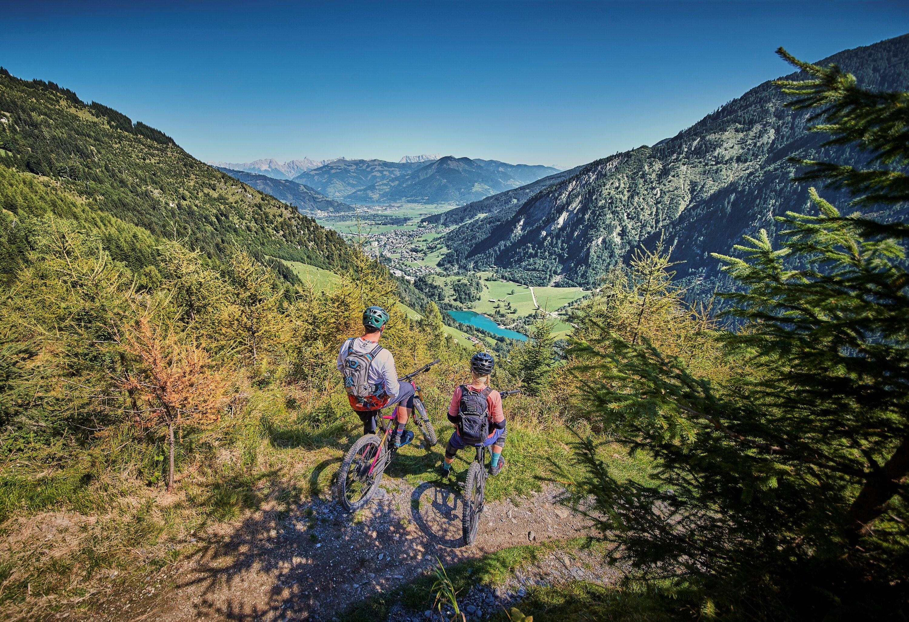 couple-mountain-biking-over-zell-am-see-kaprun-in-summer